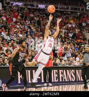 Kansas City, Missouri, USA. März 2024. Houston (21) G Emanuel Sharp versucht einen Schuss, nachdem er von Texas Tech (24) G Kerwin Walton gefoult wurde.2024 Phillips 66 Big 12 Men's Basketball Championship Semifinal. (Kreditbild: © James Leyva/ZUMA Press Wire) NUR REDAKTIONELLE VERWENDUNG! Nicht für kommerzielle ZWECKE! Stockfoto