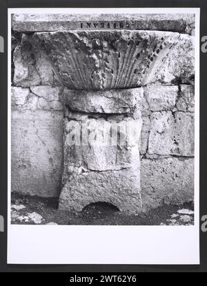 Umbria Terni Amelia Palazzo Comunale8. Hutzel, Max 1960-1990 Mittelalter: Architektonische Skulptur: Sarkophag, Kapitelle. Postmittelalterliche Architektur und architektonische Skulptur. Piazza del Municipio (Piazza Matteotti) mit Blick auf den Palazzo Comunale; Portal; Wappen und Insignien. Innenansicht von Fresken, Friesen, Gemälden aus dem 16. Und 17. Jahrhundert in den Salons I & II Antiquities: Architektur und architektonische Skulptur, 1. Jahrhundert v. Chr. bis 1. Jahrhundert n. Chr. Überreste und Fragmente des ehemaligen römischen Palastes und von Gräbern, Kapitellen, Statuen, Grabsteinen, Sarkophagen, Opferaltar. Objektnotizen: Der Palazzo C Stockfoto