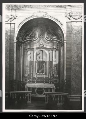 Lazio Rieti Rieti S. Agnese4. Hutzel, Max 1960-1990 postmittelalterliche Architektur, Skulptur, Malerei. Diese Kirche wurde in der ersten Hälfte des 16. Jahrhunderts erbaut und 1748 umgebaut. Aus dieser Zeit stammen auch die Deckenfresken und zwei Gemälde, die Madonna des Rosenkranzes und S. Agnese e la Beata Colomba von Emanuele Alfani. Der in Deutschland geborene Fotograf und Gelehrte Max Hutzel (1911–1988) fotografierte in Italien von den frühen 1960er Jahren bis zu seinem Tod. Das Ergebnis dieses Projektes, von Hutzel als Foto Arte Minore bezeichnet, ist eine gründliche Dokumentation der kunsthistorischen Entwicklung in Italien bis dahin Stockfoto