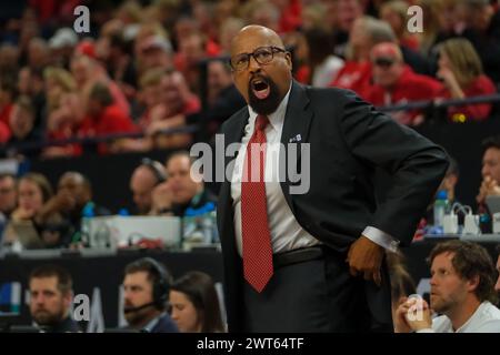 Minneapolis, Minnesota, USA. März 2024. MIKE WOODSON, Cheftrainer der Indiana Hoosiers, reagiert auf ein Spiel zwischen Nebraska und Indiana beim TIAA Big10 Männer Basketballturnier 2024 im Target Center in Minneapolis am 15. März 2024. Nebraska gewann 93:66. (Kreditbild: © Steven Garcia/ZUMA Press Wire) NUR REDAKTIONELLE VERWENDUNG! Nicht für kommerzielle ZWECKE! Stockfoto