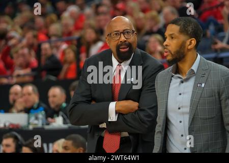 Minneapolis, Minnesota, USA. März 2024. MIKE WOODSON, Cheftrainer der Indiana Hoosiers, reagiert auf ein Spiel zwischen Nebraska und Indiana beim TIAA Big10 Männer Basketballturnier 2024 im Target Center in Minneapolis am 15. März 2024. Nebraska gewann 93:66. (Kreditbild: © Steven Garcia/ZUMA Press Wire) NUR REDAKTIONELLE VERWENDUNG! Nicht für kommerzielle ZWECKE! Stockfoto