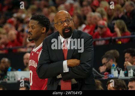 Minneapolis, Minnesota, USA. März 2024. MIKE WOODSON, Cheftrainer der Indiana Hoosiers, reagiert auf ein Spiel zwischen Nebraska und Indiana beim TIAA Big10 Männer Basketballturnier 2024 im Target Center in Minneapolis am 15. März 2024. Nebraska gewann 93:66. (Kreditbild: © Steven Garcia/ZUMA Press Wire) NUR REDAKTIONELLE VERWENDUNG! Nicht für kommerzielle ZWECKE! Stockfoto