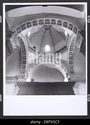 Marches Macerata Visso Santuario di Macereto6. Hutzel, Max 1960-1990 Außenaufnahmen des Tempels und anderer Gebäude im Heiligtum-Komplex. Der Tempel ist im Stil von Bramante gehalten, wurde aber von Giovanni Battista da Lugano entworfen. Es gibt viele Fotos der äußeren architektonischen Details. Innenfotos zeigen den Gewölbe und die Kuppel sowie den „Tempietto“ oder Baldacchino im klassischen Stil, der unter der Kuppel steht. Objektnotizen: Hutzel Foto Kampagnennotizen sind undatiert. Der in Deutschland geborene Fotograf und Gelehrte Max Hutzel (1911–1988) fotografierte in Italien von den frühen 1960er Jahren bis zu seinem Tod Stockfoto