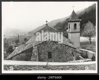 Lazio Rieti Valle di Capodacqua Santuario della Madonna di Capodacqua. Hutzel, Max 1960-1990 Postmittelalterliche: Architektur, architektonische Skulptur, Skulptur, Malerei Objektnotizen: Wallfahrtsort; antike Ursprünge (dort wurde 1153 eine Pfarrei errichtet); beim Erdbeben 1703 zerstört; anschließend in majestätischeren Ausmaßen rekonstruiert, 1853 wieder eingeweiht. Der in Deutschland geborene Fotograf und Gelehrte Max Hutzel (1911–1988) fotografierte in Italien von den frühen 1960er Jahren bis zu seinem Tod. Das Ergebnis dieses Projektes, von Hutzel als Foto Arte Minore bezeichnet, ist eine gründliche Dokumentation von Art Hi Stockfoto