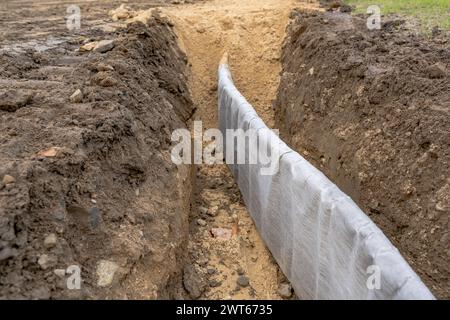 Konstruktionsfoto des natürlichen Rasenfeldes des vertikalen Kantenabflussprofils, Drainageplatte zwischen Baseball Softball Infield Clay und natürlichem Rasen. Stockfoto