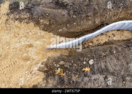 Konstruktionsfoto des natürlichen Rasenfeldes des vertikalen Kantenabflussprofils, Drainageplatte zwischen Baseball Softball Infield Clay und natürlichem Rasen. Stockfoto