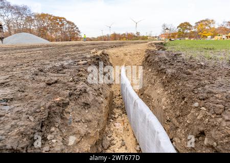 Konstruktionsfoto des natürlichen Rasenfeldes des vertikalen Kantenabflussprofils, Drainageplatte zwischen Baseball Softball Infield Clay und natürlichem Rasen. Stockfoto
