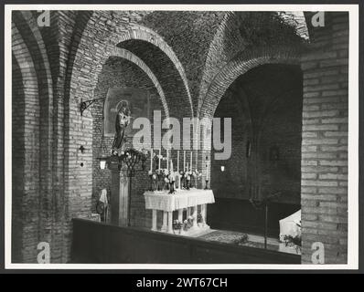 Märsche Ascoli Piceno Montegranaro (Umgebung) S. Claudio al Chienti3. Hutzel, Max 1960-1990 diese Kirche aus dem 10. Bis 11. Jahrhundert wurde 1925 restauriert. Die Außenfassade besteht aus zwei flankierenden zylindrischen Türmen und zwei Portalen - eines übereinander. Von innen sehen Sie Apsis-Fresken von S. Rocco und S. Claudio (1486), einen Beichtstuhl und die Sakristei. Antiquitäten: Eingemauerte Grabsteine und Anhäufungen römischer Architekturfragmente. Objektnotizen: Hutzel Fotokampagne Datum: 29. November 1984 Allgemeine Notizen: S. Claudio al Chienti wurde zuvor mit Denkmälern in Tolentino eingereicht. Foto in Deutschland Stockfoto