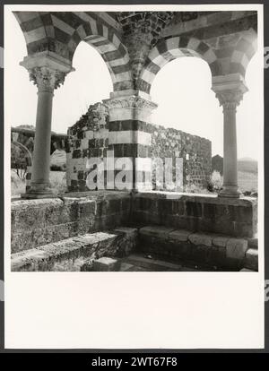 Sardinien Sassari Sassari (Environs) SS. Trinita di Saccargia (Camaldolite). Hutzel, Max 1960-1990 Außenansichten einer romanischen Kirche (12. Jahrhundert) umfassen: Eine gestreifte Fassade (dunkler Basalt und weißer Kalkstein), einen Turm mit pisanischem und lucchesischem Einfluss und verzierte/groteske Kapitelle. Antiquitäten: Zwei Säulen und Kapitelle des Portikus. Objektnotizen: Hutzel Fotokampagne Datum: 16. April 1983 der in Deutschland geborene Fotograf und Gelehrte Max Hutzel (1911–1988) fotografierte in Italien von den frühen 1960er Jahren bis zu seinem Tod. Das Ergebnis dieses Projekts, von Hutzel als Foto Arte Minore bezeichnet, ist Thorou Stockfoto