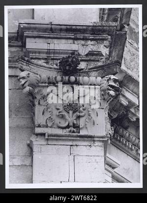 Marches Macerata Visso Santuario di Macereto2. Hutzel, Max 1960-1990 Außenaufnahmen des Tempels und anderer Gebäude im Heiligtum-Komplex. Der Tempel ist im Stil von Bramante gehalten, wurde aber von Giovanni Battista da Lugano entworfen. Es gibt viele Fotos der äußeren architektonischen Details. Innenfotos zeigen den Gewölbe und die Kuppel sowie den „Tempietto“ oder Baldacchino im klassischen Stil, der unter der Kuppel steht. Objektnotizen: Hutzel Foto Kampagnennotizen sind undatiert. Der in Deutschland geborene Fotograf und Gelehrte Max Hutzel (1911–1988) fotografierte in Italien von den frühen 1960er Jahren bis zu seinem Tod Stockfoto
