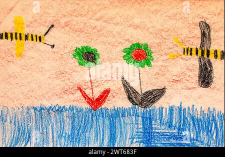 Schmetterlinge, die sich über bunten Blumen bewegen, wie auf einer Buntstiftzeichnung eines siebenjährigen Jungen gezeigt. Stockfoto