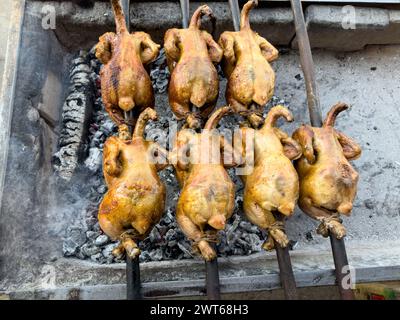 Balochi Chicken Sajji auf Holzkohlegrill machen Stockfoto