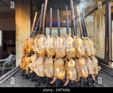 Traditionelle Balochi-Hühnchen-Sajji-Zubereitung in einem lokalen Restaurant Stockfoto