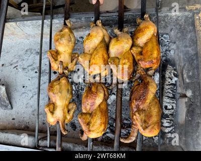 Balochi Chicken Sajji Bar mit Holzkohle Stockfoto