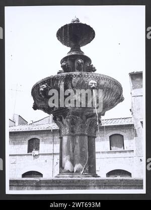 Lazio Viterbo Viterbo Piazza del Gesu. Hutzel, Max 1960-1990 Blick auf die piazza, einschließlich Torre di Borgognone und Details eines Brunnens. Der in Deutschland geborene Fotograf und Gelehrte Max Hutzel (1911–1988) fotografierte in Italien von den frühen 1960er Jahren bis zu seinem Tod. Das Ergebnis dieses Projektes, von Hutzel als Foto Arte Minore bezeichnet, ist eine gründliche Dokumentation der kunsthistorischen Entwicklung in Italien bis zum 18. Jahrhundert, darunter Objekte der Etrusker und Römer sowie frühmittelalterliche, romanische, gotische, Renaissance- und Barockdenkmäler. Die Bilder sind nach Regionen in Ita geordnet Stockfoto