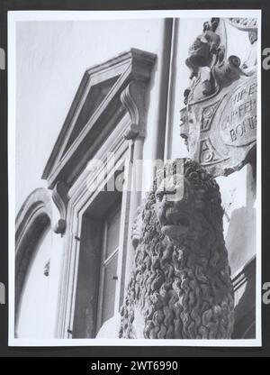 Lazio Viterbo Viterbo Palazzo del Podesta2. Hutzel, Max 1960-1990 Außenansicht des palazzo aus dem 13. Jahrhundert, renoviert, mit schlankem Turm, architektonischer Skulptur und Lünettenfresko des ehemaligen Fensters. Der in Deutschland geborene Fotograf und Gelehrte Max Hutzel (1911–1988) fotografierte in Italien von den frühen 1960er Jahren bis zu seinem Tod. Das Ergebnis dieses Projektes, von Hutzel als Foto Arte Minore bezeichnet, ist eine gründliche Dokumentation der kunsthistorischen Entwicklung in Italien bis zum 18. Jahrhundert, einschließlich der Objekte der Etrusker und Römer sowie frühmittelalterlicher, romanischer, gotischer, Renaissance und barocker monumen Stockfoto