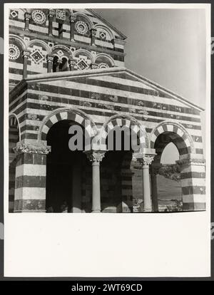 Sardinien Sassari Sassari (Environs) SS. Trinita di Saccargia (Camaldolite)2. Hutzel, Max 1960-1990 Außenansichten einer romanischen Kirche (12. Jahrhundert) umfassen: Eine gestreifte Fassade (dunkler Basalt und weißer Kalkstein), einen Turm mit pisanischem und lucchesischem Einfluss und verzierte/groteske Kapitelle. Antiquitäten: Zwei Säulen und Kapitelle des Portikus. Objektnotizen: Hutzel Fotokampagne Datum: 16. April 1983 der in Deutschland geborene Fotograf und Gelehrte Max Hutzel (1911–1988) fotografierte in Italien von den frühen 1960er Jahren bis zu seinem Tod. Das Ergebnis dieses Projekts, von Hutzel als Foto Arte Minore bezeichnet, ist Thoro Stockfoto