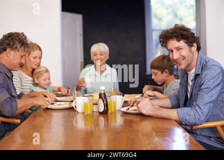 Reifer Mann, Familie und Gast zum Frühstück zu Hause auf „Happiness in Morning“, um sich mit Konversation, Unterstützung und Sorgfalt zu verbinden. Porträt, Essen und Essen Stockfoto