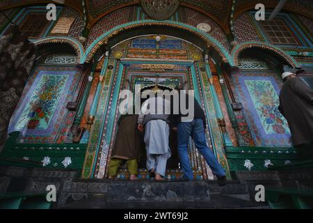 Srinagar, Indien. März 2024. Kaschmirmuslimisch mit heiligem Chan in Seite der Schrein von Shah-e-Hamdan oder Khanqah-e-Molla ist einer der ältesten muslimischen Schreine in Kaschmir, der am Ufer des Flusses Jhelum in der Altstadt während des ersten freitags des Fastenmonats Ramadan in Srinagar gelegen ist; die Sommerhauptstadt des indischen Kaschmirs, 15. März 2024. Während des Ramadan verzichten Muslime von morgens bis abends auf Essen, Trinken und Rauchen. (Foto von Mubashir Hassan/Pacific Press) Credit: Pacific Press Media Production Corp./Alamy Live News Stockfoto