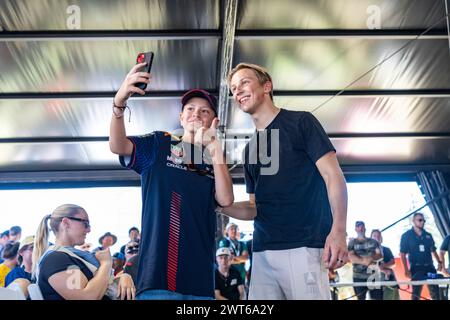 Adelaide, Australien. März 2024. Red Bull Racing F1 Reservefahrer Liam Lawson gibt einem Fan die Möglichkeit, ein Selfie zu machen, nachdem er informiert wurde, dass die Autogrammlinie am Samstag beim Repco Adelaide Motorsport Festival 2024 ihre Kapazität erreicht hatte. Quelle: James Forrester/Alamy Live News Stockfoto