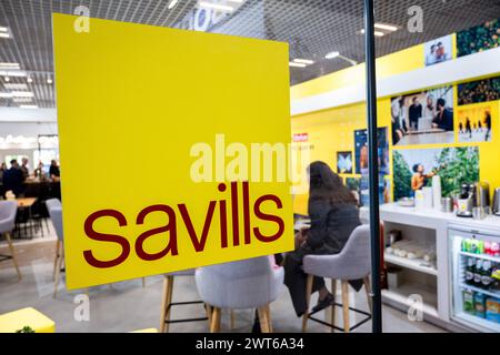 Cannes, Frankreich. März 2024. Das Firmenlogo von Savills auf der MIPIM in Cannes. Die Messe MIPIM in Cannes ist die größte jährliche internationale Ausstellung, die sich mit Immobilien und Investitionen in innovative und ökologische Architekturprojekte befasst. (Credit Image: © Laurent Coust/SOPA Images via ZUMA Press Wire) NUR REDAKTIONELLE VERWENDUNG! Nicht für kommerzielle ZWECKE! Stockfoto