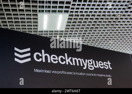 Cannes, Frankreich. März 2024. Das Logo der checkmyGuest Company auf der MIPIM in Cannes. Die Messe MIPIM in Cannes ist die größte jährliche internationale Ausstellung, die sich mit Immobilien und Investitionen in innovative und ökologische Architekturprojekte befasst. Quelle: SOPA Images Limited/Alamy Live News Stockfoto