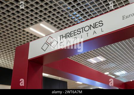 Cannes, Frankreich. März 2024. Das Logo von Threestone Capital auf der MIPIM in Cannes. Die Messe MIPIM in Cannes ist die größte jährliche internationale Ausstellung, die sich mit Immobilien und Investitionen in innovative und ökologische Architekturprojekte befasst. Quelle: SOPA Images Limited/Alamy Live News Stockfoto
