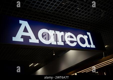 Cannes, Frankreich. März 2024. Das Aareal-Logo auf der MIPIM in Cannes. Die Messe MIPIM in Cannes ist die größte jährliche internationale Ausstellung, die sich mit Immobilien und Investitionen in innovative und ökologische Architekturprojekte befasst. Quelle: SOPA Images Limited/Alamy Live News Stockfoto