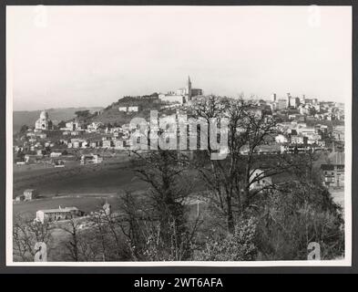 Umbria Perugia Todi Allgemeine Ansichten. Hutzel, Max 1960-1990 Panoramablick auf Todi und Blick auf die Piazza Vittorio Emanuele II, einschließlich des Palazzo dei priori, des Palazzo del Popolo, des Palazzo del Capitano (der die Sammlungen der Pinacoteca civica und des Museo estruco-romano beherbergt) und der Porta Principale. Der in Deutschland geborene Fotograf und Gelehrte Max Hutzel (1911–1988) fotografierte in Italien von den frühen 1960er Jahren bis zu seinem Tod. Das Ergebnis dieses Projektes, von Hutzel als Foto Arte Minore bezeichnet, ist eine gründliche Dokumentation der kunsthistorischen Entwicklung in Italien bis zum 18. Jahrhundert Stockfoto