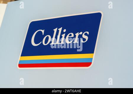 Cannes, Frankreich. März 2024. Das Firmenlogo von Colliers auf der MIPIM in Cannes. Die Messe MIPIM in Cannes ist die größte jährliche internationale Ausstellung, die sich mit Immobilien und Investitionen in innovative und ökologische Architekturprojekte befasst. (Foto: Laurent Coust/SOPA Images/SIPA USA) Credit: SIPA USA/Alamy Live News Stockfoto