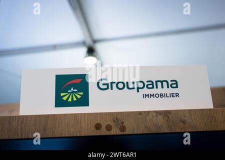 Cannes, Frankreich. März 2024. Das Logo der Groupama Immobilier auf der MIPIM in Cannes. Die Messe MIPIM in Cannes ist die größte jährliche internationale Ausstellung, die sich mit Immobilien und Investitionen in innovative und ökologische Architekturprojekte befasst. (Foto: Laurent Coust/SOPA Images/SIPA USA) Credit: SIPA USA/Alamy Live News Stockfoto