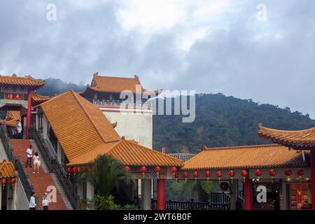 Genting Highlands, Pahang, Malaysia - 1. November 2023: Der Komplex des Chin Swee Caves Tempels in Genting Highlands, Pahang, Malaysia. Stockfoto