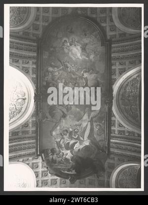 Lazio Rieti Rieti S. Agnese1. Hutzel, Max 1960-1990 postmittelalterliche Architektur, Skulptur, Malerei. Diese Kirche wurde in der ersten Hälfte des 16. Jahrhunderts erbaut und 1748 umgebaut. Aus dieser Zeit stammen auch die Deckenfresken und zwei Gemälde, die Madonna des Rosenkranzes und S. Agnese e la Beata Colomba von Emanuele Alfani. Der in Deutschland geborene Fotograf und Gelehrte Max Hutzel (1911–1988) fotografierte in Italien von den frühen 1960er Jahren bis zu seinem Tod. Das Ergebnis dieses Projektes, von Hutzel als Foto Arte Minore bezeichnet, ist eine gründliche Dokumentation der kunsthistorischen Entwicklung in Italien bis dahin Stockfoto