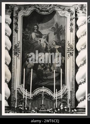 Lazio Rieti Rieti S. Agnese. Hutzel, Max 1960-1990 postmittelalterliche Architektur, Skulptur, Malerei. Diese Kirche wurde in der ersten Hälfte des 16. Jahrhunderts erbaut und 1748 umgebaut. Aus dieser Zeit stammen auch die Deckenfresken und zwei Gemälde, die Madonna des Rosenkranzes und S. Agnese e la Beata Colomba von Emanuele Alfani. Der in Deutschland geborene Fotograf und Gelehrte Max Hutzel (1911–1988) fotografierte in Italien von den frühen 1960er Jahren bis zu seinem Tod. Das Ergebnis dieses Projekts, von Hutzel als Foto Arte Minore bezeichnet, ist eine gründliche Dokumentation der kunsthistorischen Entwicklung in Italien bis hin zum Stockfoto