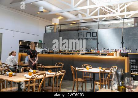 Fino im Restaurant Seppeltsfield im Barossa Valley, South Australia, serviert das Personal, um die Gäste beim Mittagessen im Restaurant, Australien, zu unterstützen Stockfoto