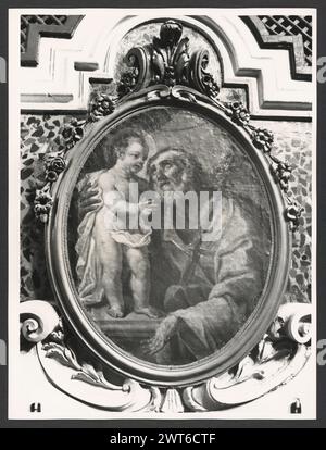 Lazio Rieti Rieti S. Agnese1. Hutzel, Max 1960-1990 postmittelalterliche Architektur, Skulptur, Malerei. Diese Kirche wurde in der ersten Hälfte des 16. Jahrhunderts erbaut und 1748 umgebaut. Aus dieser Zeit stammen auch die Deckenfresken und zwei Gemälde, die Madonna des Rosenkranzes und S. Agnese e la Beata Colomba von Emanuele Alfani. Der in Deutschland geborene Fotograf und Gelehrte Max Hutzel (1911–1988) fotografierte in Italien von den frühen 1960er Jahren bis zu seinem Tod. Das Ergebnis dieses Projektes, von Hutzel als Foto Arte Minore bezeichnet, ist eine gründliche Dokumentation der kunsthistorischen Entwicklung in Italien bis dahin Stockfoto