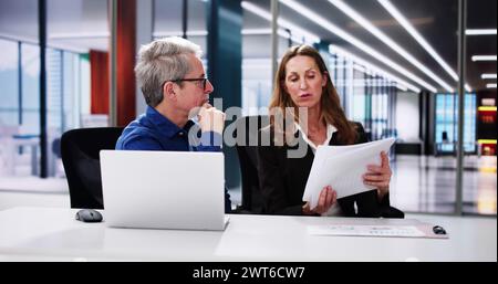 Überprüfung Von Vertragsdokumenten Für Rechtsanwalt. Auditor Und Broker Diskutieren Stockfoto