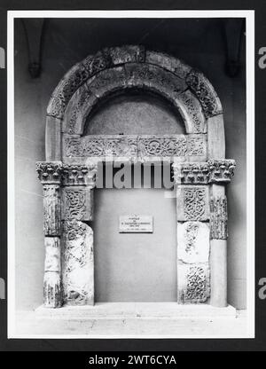 Abruzzen L'Aquila Celano Allgemeine Ansichten. Hutzel, Max 1960-1990 Panoramablick auf Stadt und Burg von NE. Der in Deutschland geborene Fotograf und Gelehrte Max Hutzel (1911–1988) fotografierte in Italien von den frühen 1960er Jahren bis zu seinem Tod. Das Ergebnis dieses Projektes, von Hutzel als Foto Arte Minore bezeichnet, ist eine gründliche Dokumentation der kunsthistorischen Entwicklung in Italien bis zum 18. Jahrhundert, darunter Objekte der Etrusker und Römer sowie frühmittelalterliche, romanische, gotische, Renaissance- und Barockdenkmäler. Die Bilder werden nach geografischer Region in Italien, dann nach Provinz, Stadt und Standort geordnet Stockfoto