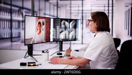 Junge weibliche Arzt, Rezept, um ältere männliche Patienten mit Arm Stockfoto