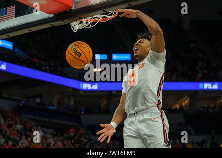 Minneapolis, Minnesota, USA. März 2024. Illinois Fighting Illini Guard TERRENCE SHANNON JR. (0) Slam dunks während des Spiels zwischen Illinois und Ohio State of 2024 TIAA Big10 Männer Basketballturnier im Target Center. Illinois gewann 77:74. (Kreditbild: © Steven Garcia/ZUMA Press Wire) NUR REDAKTIONELLE VERWENDUNG! Nicht für kommerzielle ZWECKE! Stockfoto