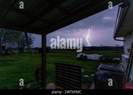 Denton, Texas, USA. März 2024. Um ca. 2 Uhr morgens, am 15. März 2024, tauchten laute Bummen und Risse in den Vierteln von Denton County, Texas auf. Berichte über grosse Gewitterstürme und die Möglichkeit von Tornados. Hagel über die Größe von Golfbällen und kleinen Baseballs wurde in der späten Nacht und am frühen Morgen berichtet. (Kreditbild: © Chris Rusanowsky/ZUMA Press Wire) NUR REDAKTIONELLE VERWENDUNG! Nicht für kommerzielle ZWECKE! Stockfoto