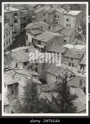 Lazio Roma Subiaco Allgemeine Ansichten. Hutzel, Max 1960-1990 Allgemeine Ansichten der Stadt, einschließlich spezifischer Ansichten von Ponte di S. Francesco, auch bekannt als Ponte Romano; Arco di Pio VI. Und (in NNPs) Ansichten von zwei nicht identifizierten Kirchen, von denen eine S. Pietro sein könnte, und einem nicht identifizierten palazzo. Allgemeine Anmerkungen: Drucke aus der Rocca Abbaziale-Sequenz. Der in Deutschland geborene Fotograf und Gelehrte Max Hutzel (1911–1988) fotografierte in Italien von den frühen 1960er Jahren bis zu seinem Tod. Das Ergebnis dieses Projekts, das Hutzel als Foto Arte Minore bezeichnet, ist eine gründliche Dokumentation der kunsthistorischen Entwicklung in Ita Stockfoto