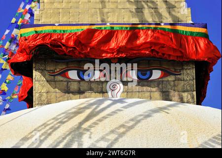 Stupa Bodnath oder Boudhanath oder Boudha, UNESCO-Weltkulturerbe, Morgenschatten auf einer Stupa mit den symbolischen Augen von Buddha, Kathmandu Valley. Stockfoto