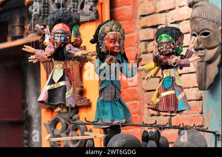 Farbenfrohe traditionelle Masken zum Verkauf an einem Marktstand im Kathmandu Valley. Kathmandu, Nepal Stockfoto