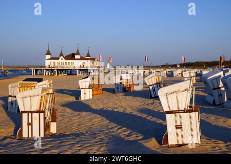 Der Pier von Ahlbeck, Liegestühle im Vordergrund, Ostseeinsel Usedom, Ahlbeck, Mecklenburg-Vorpommern, Bundesrepublik Deutschland Stockfoto