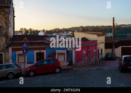 Farbenfrohe Gebäude in der Vorstadt von Lissabon, Portugal, vor dem Sonnenuntergang Stockfoto