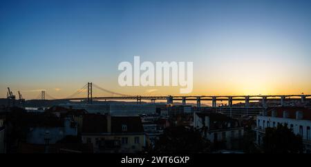 Sonnenuntergang Panorama der 25 de Abril Brücke und Hafen in Lissabon, Portugal Stockfoto