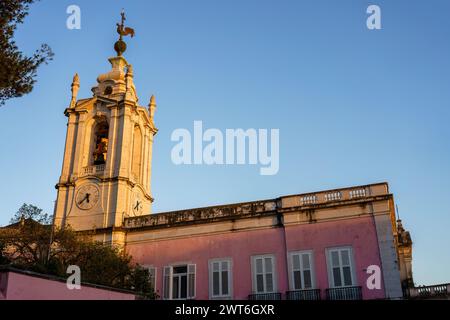 Glockenturm der Kirche Capela de Nossa Senhora das Necessidades in Lissabon, Portugal am Abend Stockfoto