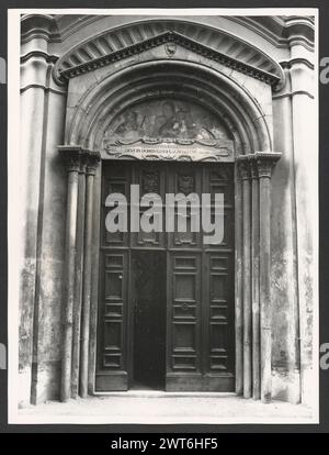 Lazio Rieti Rieti S. Agnese. Hutzel, Max 1960-1990 postmittelalterliche Architektur, Skulptur, Malerei. Diese Kirche wurde in der ersten Hälfte des 16. Jahrhunderts erbaut und 1748 umgebaut. Aus dieser Zeit stammen auch die Deckenfresken und zwei Gemälde, die Madonna des Rosenkranzes und S. Agnese e la Beata Colomba von Emanuele Alfani. Der in Deutschland geborene Fotograf und Gelehrte Max Hutzel (1911–1988) fotografierte in Italien von den frühen 1960er Jahren bis zu seinem Tod. Das Ergebnis dieses Projekts, von Hutzel als Foto Arte Minore bezeichnet, ist eine gründliche Dokumentation der kunsthistorischen Entwicklung in Italien bis hin zum Stockfoto