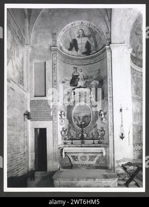 Abruzzen Teramo Castel Castagna S. Maria di Ronzano. Hutzel, Max 1960-1990 Mittelalter: Architektur, architektonische Skulptur (12. Jahrhundert); Fresken (12. Jahrhundert); Taufstein Schatzgegenstände (?): Prozessionskreuz, Reliquienschreine, Silberplatte, Holzstatue der Jungfrau und des Kindes postmittelalterlich: Skulptur (13. Jahrhundert, neu bemalt 17. Jh.), Skulpturenfragmente; Osterkerze, Fresken von Szenen aus dem Alten und Neuen Testament, einschließlich der Patriarchen und Christus in einer Mandorla. Der in Deutschland geborene Fotograf und Gelehrte Max Hutzel (1911–1988) fotografierte in Italien von den frühen 1960er Jahren bis zu seinem Tod Stockfoto